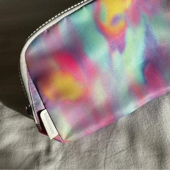 🆕 LAST ONE Lululemon Everywhere Belt Bag Prism Wash Multi Vapor - Picture 2 of 7
